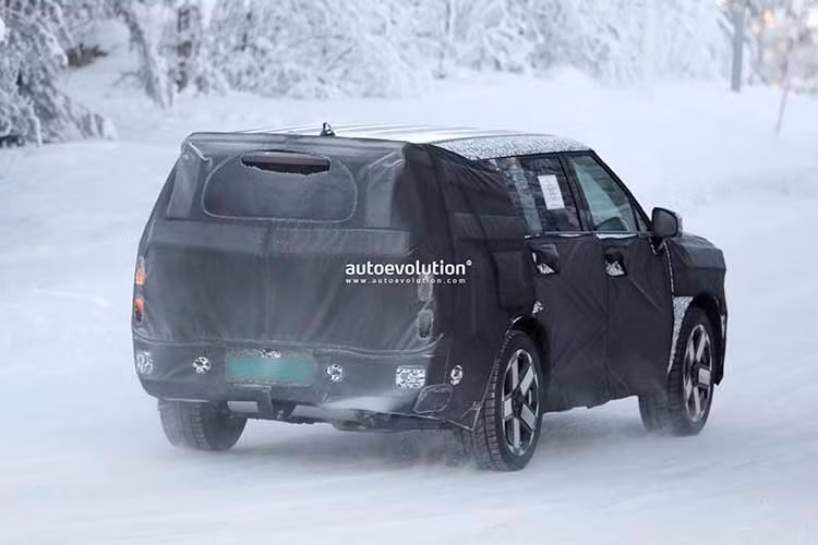 Khu vực nắp ca-pô của xe có thể cũng đã được tinh chỉnh, mang lại tổng thể mạnh mẽ và hiện đại hơn so với bản hiện tại. Cửa sạc xuất hiện bên phía ghế phụ hé lộ khả năng mẫu xe này sẽ có thêm phiên bản plug-in hybrid – điều không quá bất ngờ khi SantaFe PHEV vốn đã được phân phối tại thị trường châu Âu.