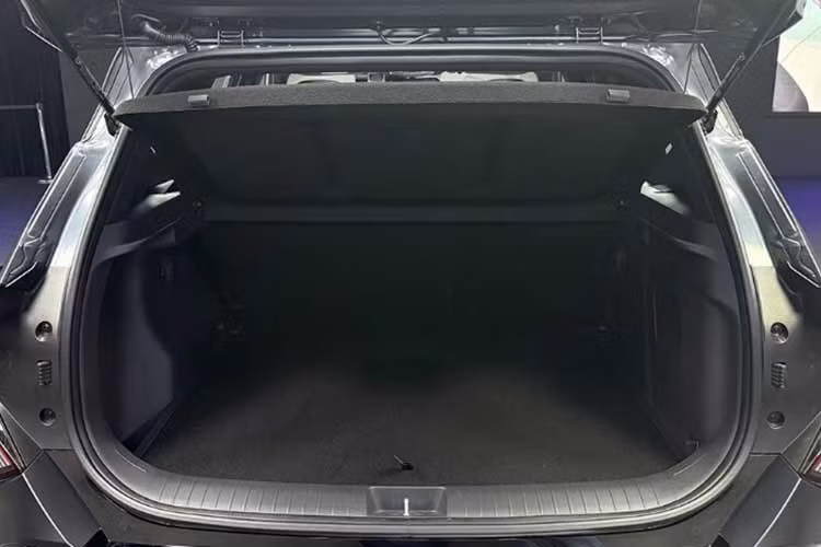 Những công nghệ nổi bật gồm hệ thống phanh khẩn cấp tự động thế hệ 2 (FCA 2), hỗ trợ lái trên đường cao tốc thế hệ 2 (HDA 2), cảnh báo và tránh va chạm điểm mù, cảnh báo va chạm khi lùi, camera toàn cảnh và hỗ trợ đỗ xe từ xa.