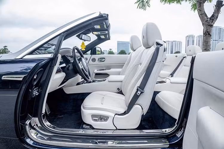 Hàng ghế trước được trang bị cao cấp hơn, với điểm nhấn là bảng điều khiển trung tâm tích hợp thêm nút đóng hoặc mở mui. Khi ra mắt Dawn, hãng xe siêu sang Rolls-Royce cho biết đây là mẫu xe mui trần yên tĩnh nhất trên thế giới.