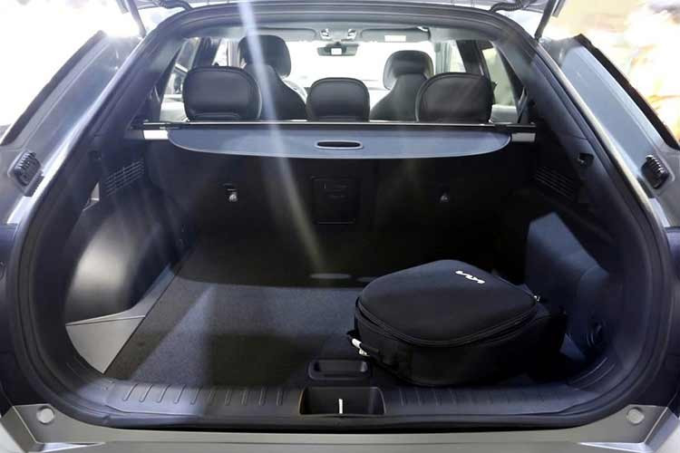 Kia EV6 phiên bản First Edition tại Việt Nam sở hữu cấu hình mạnh mẽ với hai mô tơ điện cho tổng công suất lên tới 320 mã lực và mô-men xoắn cực đại 604Nm. Xe được trang bị bộ pin 77,4kWh, mang lại khả năng vận hành ấn tượng.