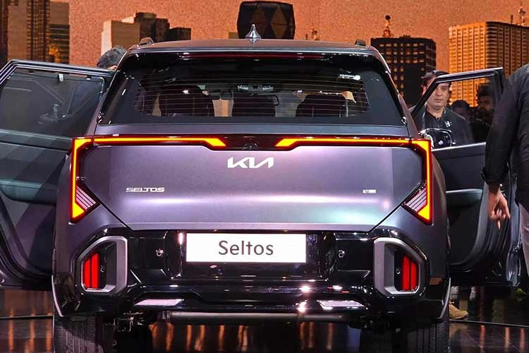 Bên cạnh đó Kia Seltos 2026 còn sở hữu hàng loạt tiện nghi cao cấp như khóa kỹ thuật số, đèn chào mừng động, màn hình thông tin giải trí hiện đại, sạc không dây cho smartphone và hệ thống giải trí cao cấp.