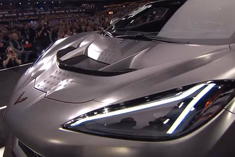 May mắn thay, giá bán lại của các đại lý chưa đến mức đó, mặc dù đã có những chiếc ZR1 được bán với giá lên tới 360.000 USD, cao hơn gần 110.000 USD so với giá niêm yết. Chiếc xe này là một phiên bản ZR1X Stars and Steel Edition, được các chuyên gia tại Warren, Michigan sơn thủ công theo yêu cầu.