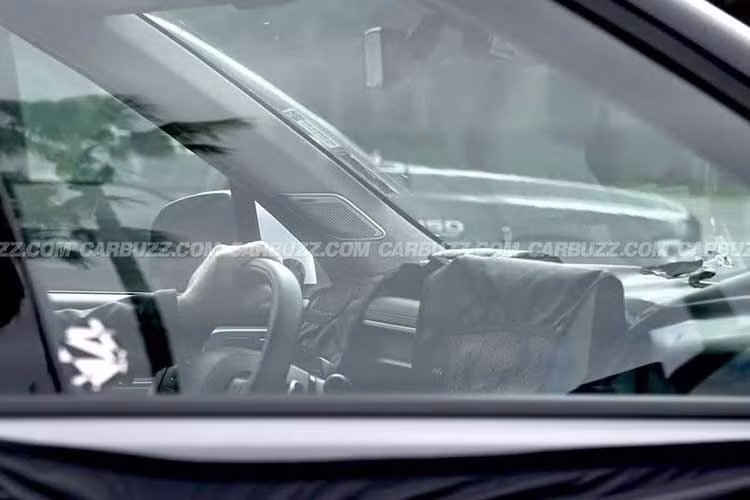 Không gian nội thất cũng sẽ được Hyundai làm mới toàn diện, với màn hình giải trí trung tâm dạng nổi hoàn toàn, tách biệt với cụm đồng hồ. Điểm nhấn công nghệ đáng chú ý là hệ thống thông tin giải trí mới có tên Pleos Connect, thay thế cho nền tảng Navigation Cockpit hiện tại.