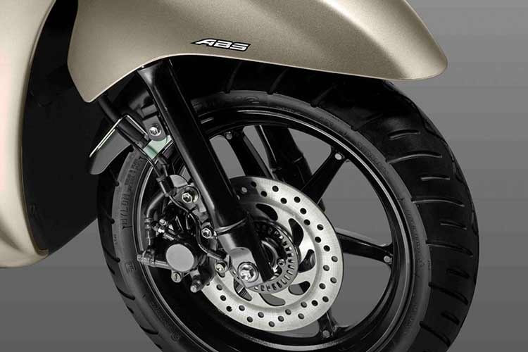 Bộ lốp không săm bản rộng kích thước 110/70 – 12 inch cho cả bánh trước và sau giúp xe vận hành đầm chắc, ổn định trong điều kiện giao thông đô thị. Hệ thống phanh gồm phanh đĩa trước và phanh tang trống sau, hướng đến sự cân bằng giữa hiệu quả sử dụng, độ an toàn và chi phí vận hành.