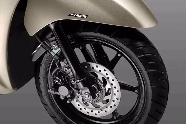 Bộ lốp không săm bản rộng kích thước 110/70 – 12 inch cho cả bánh trước và sau giúp xe vận hành đầm chắc, ổn định trong điều kiện giao thông đô thị. Hệ thống phanh gồm phanh đĩa trước và phanh tang trống sau, hướng đến sự cân bằng giữa hiệu quả sử dụng, độ an toàn và chi phí vận hành.