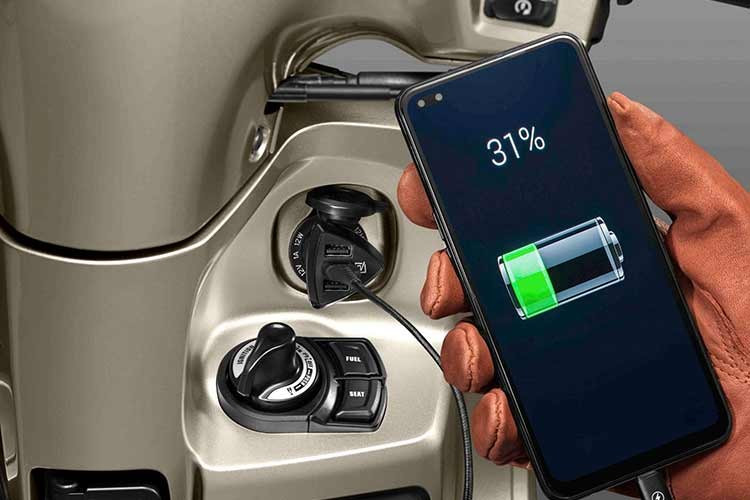 Về mặt công nghệ và tiện ích, Grand Filano Hybrid 2026 duy trì lợi thế cạnh tranh với cụm đồng hồ kỹ thuật số kết hợp màn hình TFT Sub Display cao cấp, hiển thị đầy đủ thông tin vận hành.