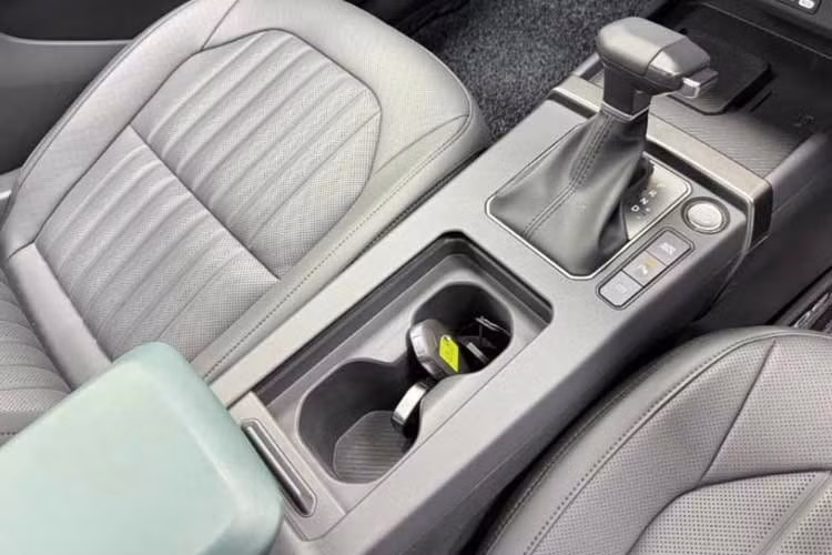 Điểm nhấn đặc biệt của bản hybrid là sự xuất hiện của các tính năng lấy cảm hứng từ xe điện, nổi bật nhất là hệ thống V2L (Vehicle-to-Load) cho phép cấp nguồn điện 220V với công suất tối đa 3,52 kW từ pin cao áp, kèm chế độ Stay Mode hỗ trợ sử dụng nhiều thiết bị điện khi xe đang đỗ.