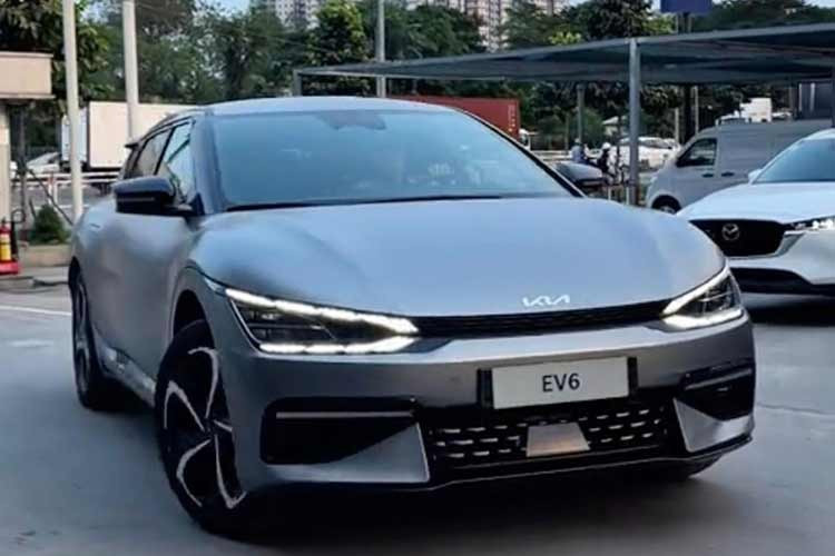 Đây được xem là chiếc Kia EV6 duy nhất đang có mặt tại thị trường Việt, vốn được THACO Auto nhập khẩu chính hãng từ tháng 10/2021 với mục đích trưng bày và nghiên cứu. Tại thời điểm đó, hãng có dự kiến thương mại hóa mẫu xe này, nhưng kế hoạch đến nay vẫn còn bỏ ngỏ.