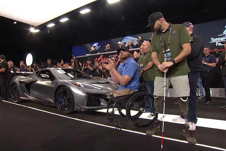 Chiếc Chevrolet Corvette ZR1X VIN 001 đã được bán đấu giá thông qua Barrett-Jackson tại sự kiện đầu tiên của năm. Giờ đây, chiếc Corvette mạnh mẽ nhất từng được sản xuất sẽ thuộc về người đã trả giá cao nhất: 2,6 triệu USD (khoảng hơn 64,7 tỷ đồng) và toàn bộ số tiền thu được sẽ được quyên góp cho từ thiện, như thường lệ mỗi năm.