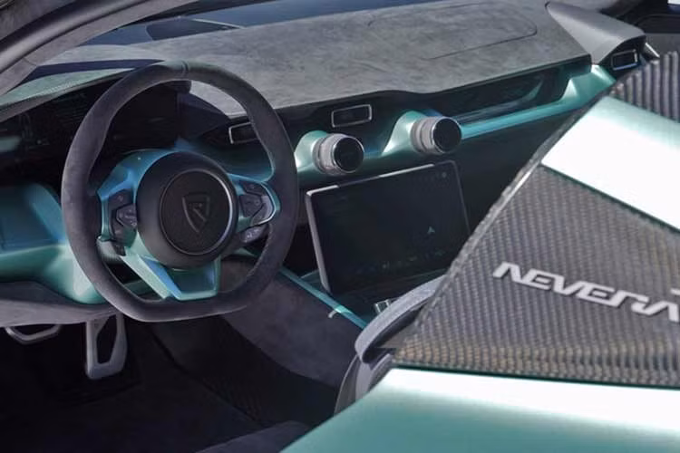 Nội thất Rimac Nevera R Founder's Edition được thiết kế theo cấu hình ghế bất đối xứng, mô phỏng theo thiết kế chiếc Nevera cá nhân hoá của CEO Mate Rimac.