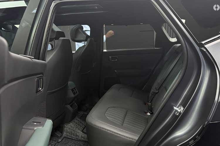 Phiên bản tăng áp với hệ dẫn động AWD còn được bổ sung chế độ vận hành địa hình gồm Tuyết, Bùn và Cát, cải thiện khả năng kiểm soát lực kéo trên nhiều bề mặt. Kia cũng trang bị cho Seltos mới loạt tính năng an toàn chủ động tiên tiến vượt tầm phân khúc.