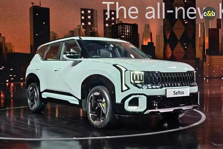 Kể từ khi ra mắt thế hệ đầu tiên vào năm 2019, Seltos đã đạt doanh số hơn 330.000 xe trong nước tính đến hết năm 2025, trở thành mẫu SUV cỡ nhỏ phổ biến nhất tại Hàn Quốc. Phiên bản thế hệ thứ hai đánh dấu bước chuyển mình toàn diện sau 6 năm, sở hữu diện mạo SUV mạnh mẽ, thiết kế hiện đại và tương lai.