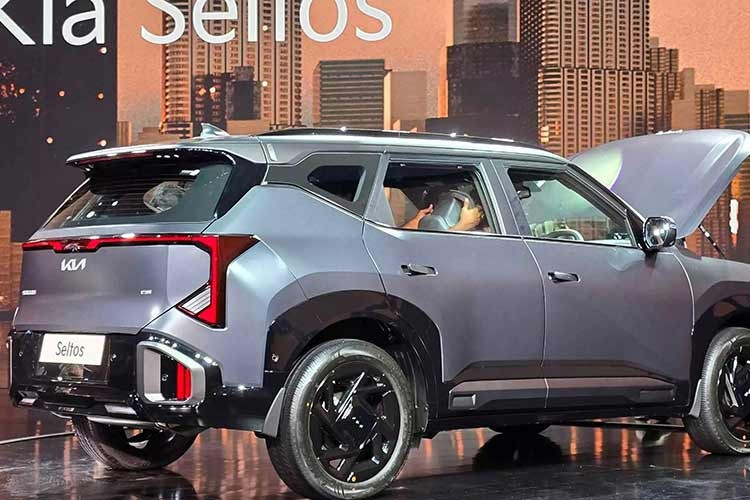 Kích thước xe được mở rộng so với thế hệ trước, không gian nội thất được cải thiện đáng kể với màn hình đôi panorama, hệ thống hiển thị kính lái (HUD) và lần đầu tiên xuất hiện trên xe Kia là ghế tích hợp âm thanh Vibro Sound. Dung tích khoang hành lý đạt 536 lít theo chuẩn VDA, được đánh giá là một trong những mẫu SUV cỡ nhỏ thực dụng nhất hiện nay.