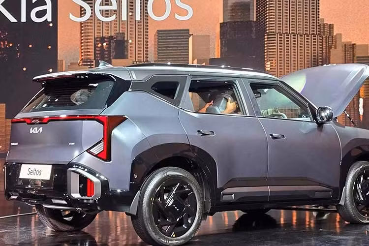 Kích thước xe được mở rộng so với thế hệ trước, không gian nội thất được cải thiện đáng kể với màn hình đôi panorama, hệ thống hiển thị kính lái (HUD) và lần đầu tiên xuất hiện trên xe Kia là ghế tích hợp âm thanh Vibro Sound. Dung tích khoang hành lý đạt 536 lít theo chuẩn VDA, được đánh giá là một trong những mẫu SUV cỡ nhỏ thực dụng nhất hiện nay.