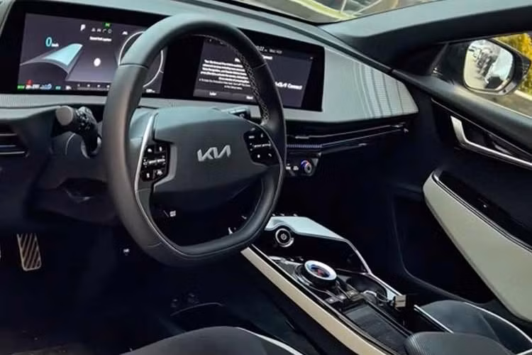 Kia EV6 có thết kế 5 chỗ ngồi dạng Coupe vì thế khoang hành lý sẽ sâu và rộng. Xe sở hữu vô-lăng to bản thiết kế hơi hướng những mẫu vô-lăng của Kia thập niên 90. Bản First Edition trang bị các tính năng như màn hình kính lái HUD thực tế ảo AR, đỗ xe thông minh từ xa, cửa sổ trời, bánh xe 20 inch...