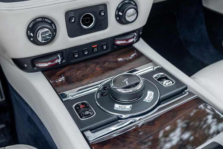 "Trái tim" của Rolls-Royce Dawn là khối động cơ V12, twin-turbo, dung tích 6,6 lít, sản sinh công suất tối đa 563 mã lực tại vòng tua máy 5.250 vòng/phút và mô-men xoắn cực đại của xe đạt 820 Nm tại vòng tua máy 1.500 vòng/phút.