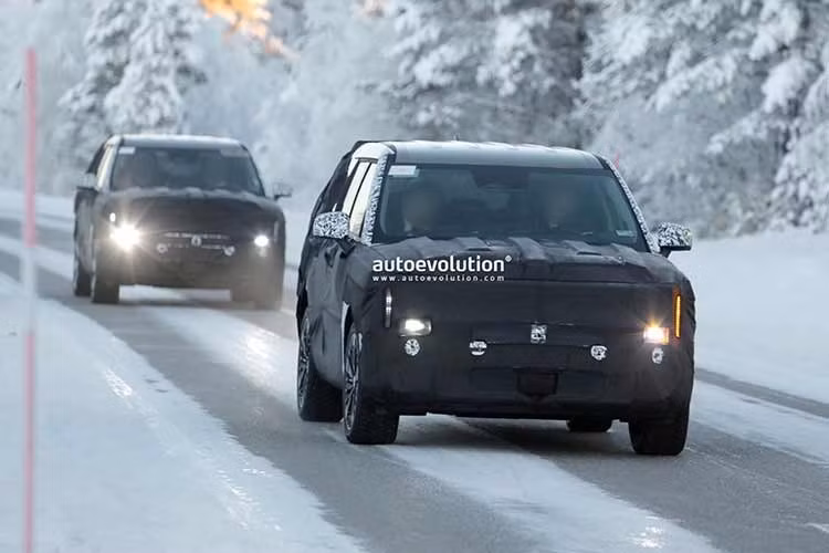 Thay đổi đáng kể cũng được ghi nhận ở phần đuôi xe, khi cụm đèn hậu không còn bố trí thấp sát cản sau như phiên bản 2026, mà được di dời lên hai bên cửa cốp. Thiết kế mới này hứa hẹn mang lại cảm giác cao cấp và hiện đại hơn, đồng thời cải thiện nhận diện ban đêm.