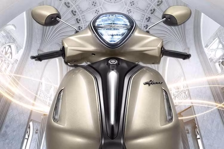 Điểm nhấn đáng chú ý trên phiên bản 2026 đến từ chiến lược làm mới màu sắc, được Yamaha phân hóa rõ ràng theo từng phiên bản. Bản Hybrid Lux hướng đến nhóm khách hàng đề cao sự tinh tế và cao cấp, với màu Royal Iron – tông bạc pha xanh dạng mờ lần đầu tiên xuất hiện trên một mẫu scooter của Yamaha, mang lại cảm giác chững chạc và sang trọng.