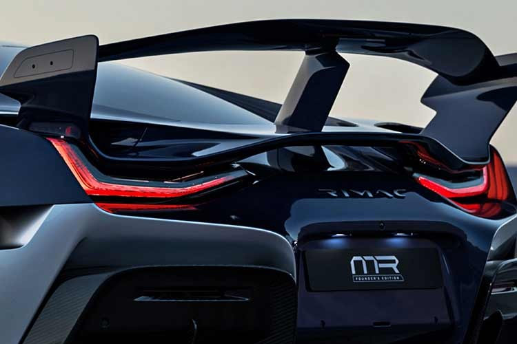 So với bản tiêu chuẩn, Nevera R có thêm cánh gió cố định cỡ lớn làm từ sợi carbon, gia tăng sức ép xuống mặt đất thêm 15%, tăng hiệu quả khí động học thêm 10%.