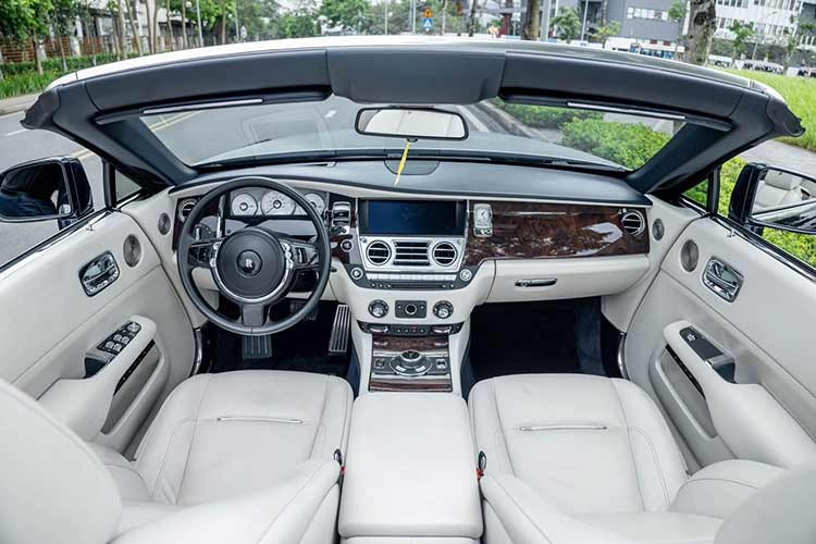 Rolls-Royce Dawn được biết đến là phiên bản mui trần của Rolls-Royce Wraith, chiếc xe siêu sang mui trần này có kích thước tổng thể bao gồm chiều dài 5.296 mm, rộng 1.947 mm và cao 1.502 mm. Chiều dài trục cơ sở của xe đạt mức 3.112 mm. Trọng lượng của Rolls-Royce Dawn là 2.560 kg.