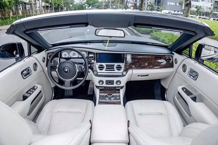 Rolls-Royce Dawn được biết đến là phiên bản mui trần của Rolls-Royce Wraith, chiếc xe siêu sang mui trần này có kích thước tổng thể bao gồm chiều dài 5.296 mm, rộng 1.947 mm và cao 1.502 mm. Chiều dài trục cơ sở của xe đạt mức 3.112 mm. Trọng lượng của Rolls-Royce Dawn là 2.560 kg.