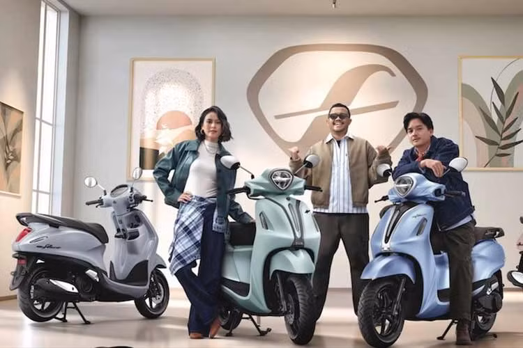 Yamaha Grand Filano Hybrid 2026 mới vẫn trung thành với triết lý thiết kế retro hiện đại - yếu tố đã làm nên bản sắc của dòng xe này. Tổng thể được tạo hình mềm mại với các đường bo tròn cổ điển, nổi bật bởi cụm đèn pha dạng kim cương mang tính nhận diện cao.