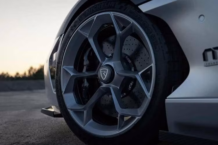 Đội ngũ thiết kế của thương hiệu Rimac phần tem tối ưu hai tông màu tạo nên sự tương phản, cá tính thể hiện sự mạnh mẽ của siêu xe này.