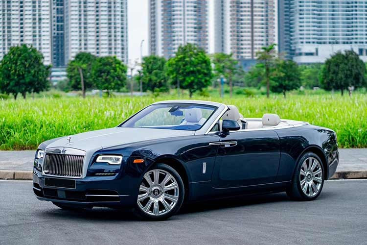 Mới đây, một chiếc xe siêu sang Rolls-Royce Dawn mui trần đã bị bắt gặp lăn bánh tại TP.HCM. Được biết, đây là 1 trong 2 xe Rolls-Royce Dawn xuất hiện tại Việt Nam và chiếc này là xe thứ 2 về nước khá kín tiếng. Trước đó, xe Rolls-Royce Dawn này được chào bán hơn 12 tỷ đồng, xe mang ngoại thất màu xanh và nội thất trắng