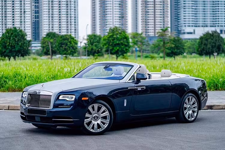 Mới đây, một chiếc xe siêu sang Rolls-Royce Dawn mui trần đã bị bắt gặp lăn bánh tại TP.HCM. Được biết, đây là 1 trong 2 xe Rolls-Royce Dawn xuất hiện tại Việt Nam và chiếc này là xe thứ 2 về nước khá kín tiếng. Trước đó, xe Rolls-Royce Dawn này được chào bán hơn 12 tỷ đồng, xe mang ngoại thất màu xanh và nội thất trắng