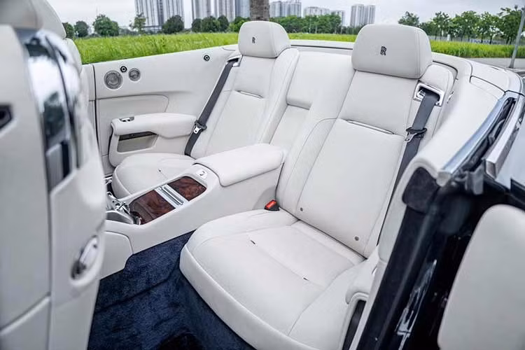 Chiếc mui xếp mềm của xe mất khoảng thời gian 20 giây để đóng hoặc mở mui. Người lái có thể thực hiện việc đóng mui hay mở mui ngay khi xe Rolls-Royce Dawn đang chạy nhưng tốc độ phải dưới 50 km/h.