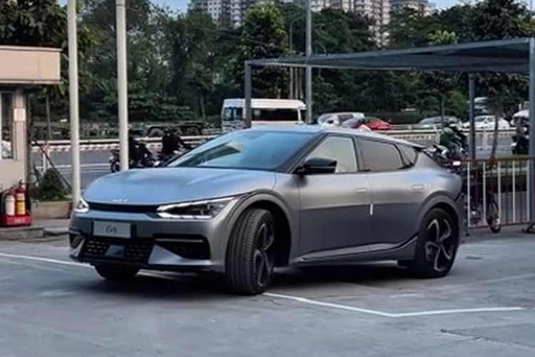 Kia EV6 có kiểu dáng thể thao, mui xe hơi dốc về sau, đuôi xe thiết kế hầm hố, nổi bật với cụm đèn hậu LED độc đáo, đèn xi-nhan tuần tự. Trong khi đầu xe mang dải đèn LED thanh mảnh. Mâm xe kích thước 19 inch được tạo hình cánh quạt với chất liệu hợp kim nhôm, sơn hai màu đen và bạc.