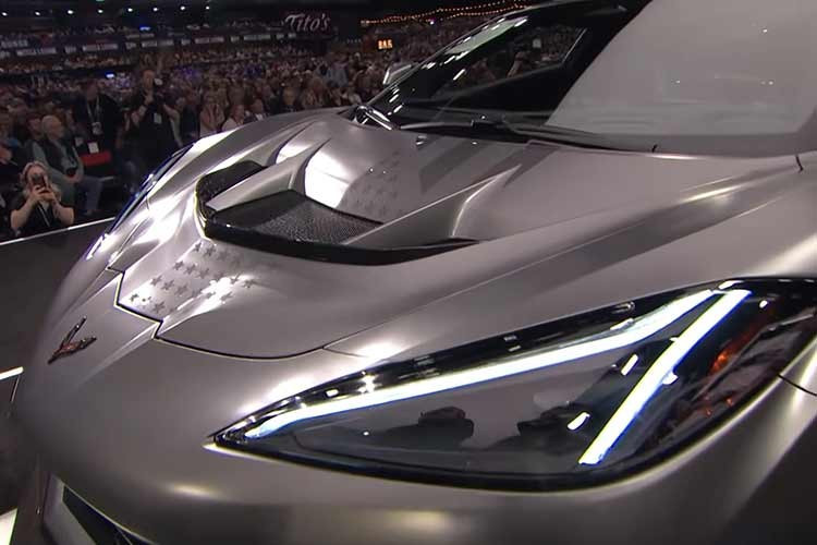 May mắn thay, giá bán lại của các đại lý chưa đến mức đó, mặc dù đã có những chiếc ZR1 được bán với giá lên tới 360.000 USD, cao hơn gần 110.000 USD so với giá niêm yết. Chiếc xe này là một phiên bản ZR1X Stars and Steel Edition, được các chuyên gia tại Warren, Michigan sơn thủ công theo yêu cầu.