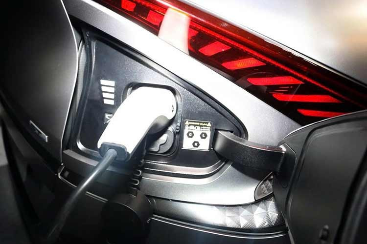 Về ngoại hình, EV6 là mẫu xe điện đầu tiên của Kia, sở hữu kiểu dáng SUV coupe với nóc xe vuốt dốc về đuôi, ra mắt toàn cầu hồi tháng 3. Xe phát triển dựa trên nền tảng kiến trúc xe điện mới E-GMP (Electric - Global Modular Platform).