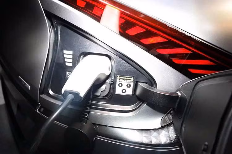 Về ngoại hình, EV6 là mẫu xe điện đầu tiên của Kia, sở hữu kiểu dáng SUV coupe với nóc xe vuốt dốc về đuôi, ra mắt toàn cầu hồi tháng 3. Xe phát triển dựa trên nền tảng kiến trúc xe điện mới E-GMP (Electric - Global Modular Platform).