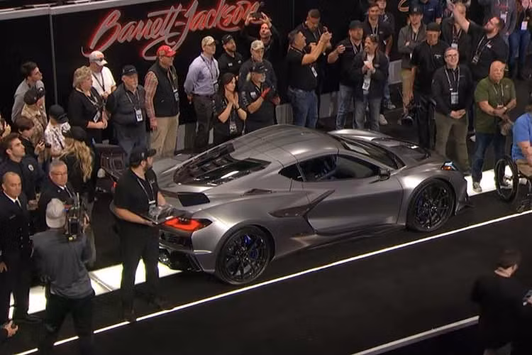 Ngay cả chiếc Stingray, được nhà sản xuất đánh giá có công suất 490 mã lực và mô-men xoắn 465 pound-feet (630 Nm), cũng đắt hơn 6 năm trước khi được bán đấu giá. Năm 2020, chiếc Stingray được mua với giá 3 triệu USD. Mặc dù giá bán thấp hơn, nó vẫn sẽ là chiếc ZR1X đắt nhất từng được bán ra.