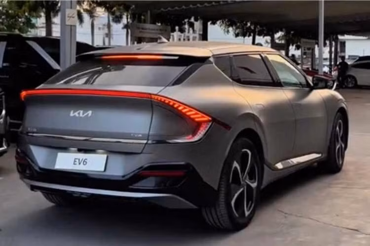 Tuy nhiên, mức giá được đại lý đưa ra lên tới 1,679 tỷ đồng đang gây nên nhiều tranh cãi. Con số này cao hơn đáng kể so với các dòng SUV chạy xăng dầu cỡ lớn đang ăn khách hiện nay như Hyundai Palisade hay Ford Everest. Với một mẫu xe điện đã ra mắt vài năm, mức giá này được xem là một rào cản lớn đối với những người muốn sở hữu.