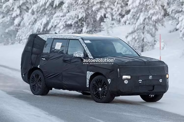 Những hình ảnh chạy thử mới đây cho thấy chiếc SUV Hyundai SantaFe 2027 cỡ trung ăn khách của hãng xe Hàn Quốc sẽ được điều chỉnh mạnh mẽ về thiết kế, tiệm cận phong cách của mẫu Palisade thế hệ mới – đàn anh trong đại gia đình SUV của hãng xe Hàn Quốc.