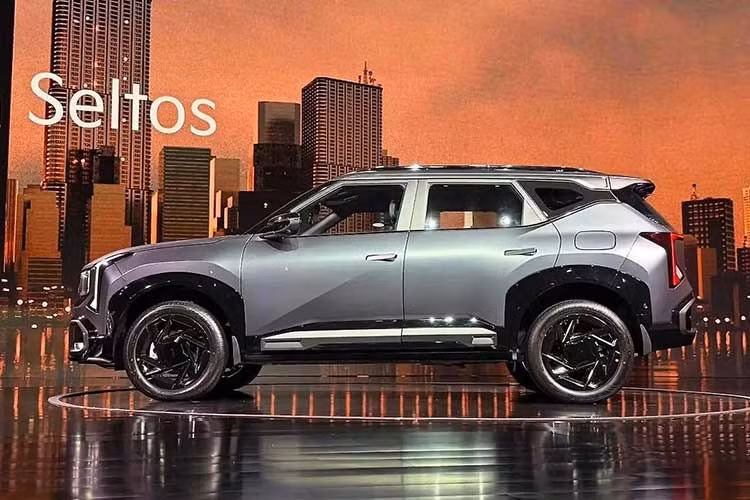 Ở phiên bản 2026, Seltos lần đầu tiên bổ sung tùy chọn động cơ hybrid 1.6L cùng các công nghệ điện hóa như V2L, hứa hẹn tiếp tục củng cố vị thế dẫn đầu phân khúc. Xe được phát triển trên nền tảng K3 gia cố, giúp tăng độ cứng thân xe khoảng 20%, mang lại sự ổn định và an toàn cao hơn khi vận hành.