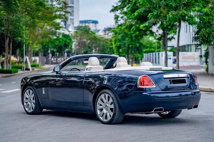 Rolls-Royce cho biết 80% tấm thân xe của Dawn là mới so với Wraith. Để cân bằng giữa tính độc quyền và hiệu quả, Andreas Thurner đã thiết kế Rolls-Royce Dawn song hành với Rolls-Royce Ghost Series II và Rolls-Royce Wraith. Lưới tản nhiệt phía trước của xe Rolls-Royce Dawn có thiết kế lõm hơn so với Wraith. Cản trước được kéo dài thêm 53 mm và xe có mâm 20 inch đánh bóng.