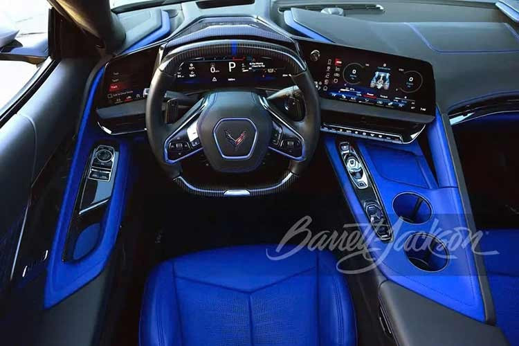 Xe có lớp sơn màu thép mờ, với các ngôi sao trên nắp ca-pô và các đường sọc trên nóc xe và nắp cốp, nhằm tôn vinh kỷ niệm 250 năm thành lập Hoa Kỳ. Nó cũng đánh dấu 25 năm kể từ ngày 11/9, ngày nước Mỹ bị rung chuyển. Chỉ trong vòng 2 phút, giá đấu đã đạt mức 2 triệu đô la và tưởng chừng như sẽ bứt phá. Tuy nhiên, những người quan tâm đến chiếc xe đã khá kiềm chế và lần này giá chốt ở mức 2,6 triệu USD.