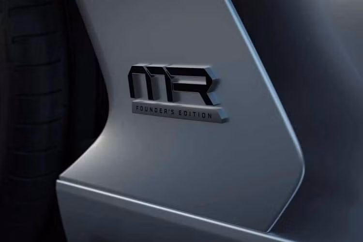 Bộ mâm hợp kim siêu nhẹ có kích thước 20 inch đối với bánh trước và bánh sau là 21 inch, kết hợp với bộ lốp Michelin Cup 2. Bộ cùm phanh EVO2 cùng đĩa phanh carbon-ceramic có lớp phủ silicone ma trận độc đáo giúp tối ưu hiệu năng.