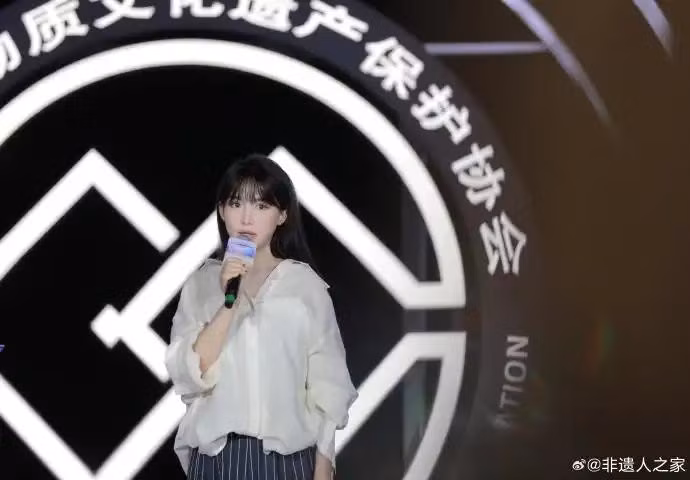 Theo The Paper, nội dung của Lý Tử Thất đi ngược dòng chảy trên Internet. Gần 10 năm trước, khi chủ đề thành thị chiếm lĩnh, cô nàng chọn nói về nông thôn. Khi cuộc sống ngày một bận bịu và gấp gáp, cô làm mọi thứ thủ công, chậm rãi, thuận theo tự nhiên.