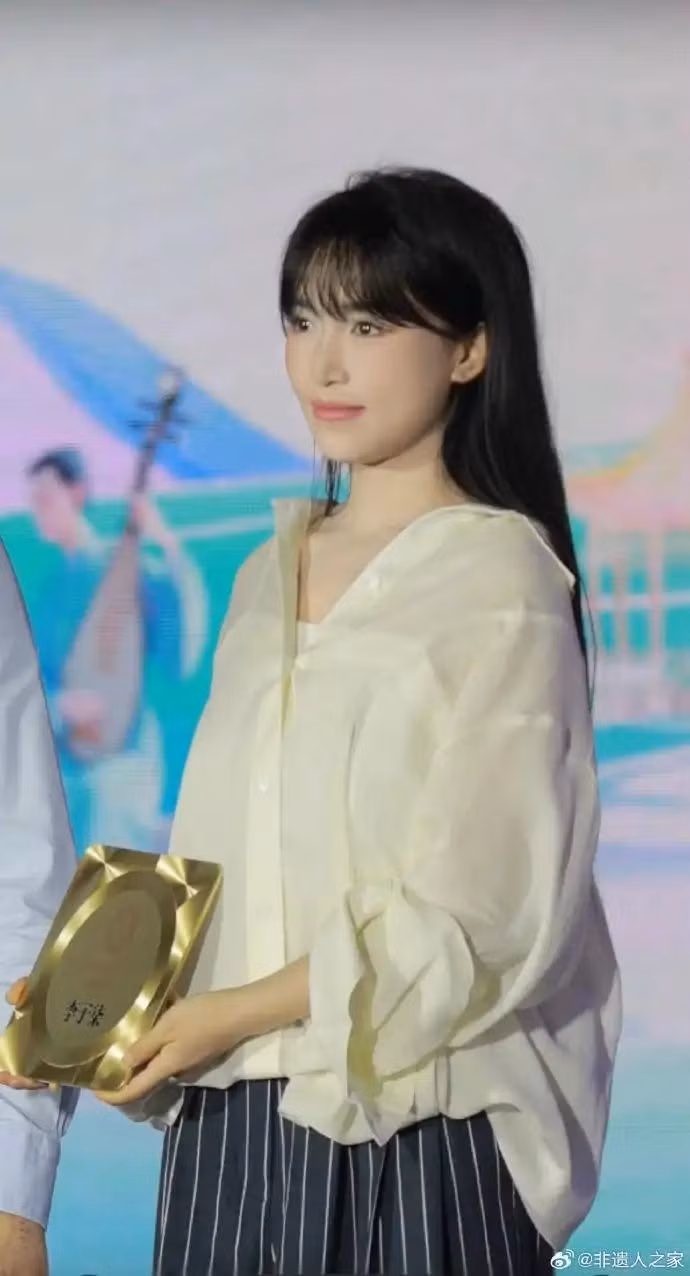 Chẳng hạn, Tử Thất ngâm hạt giống, chờ hạt nảy mầm, lên cây non, đơm hoa kết trái. Tất cả tác phẩm của cô chú trọng chữ "tinh", người đẹp chỉ quay khi đã hiểu rõ về đối tượng, ngành nghề thủ công mà cô muốn giới thiệu, không cập nhật thường xuyên tác phẩm mới.