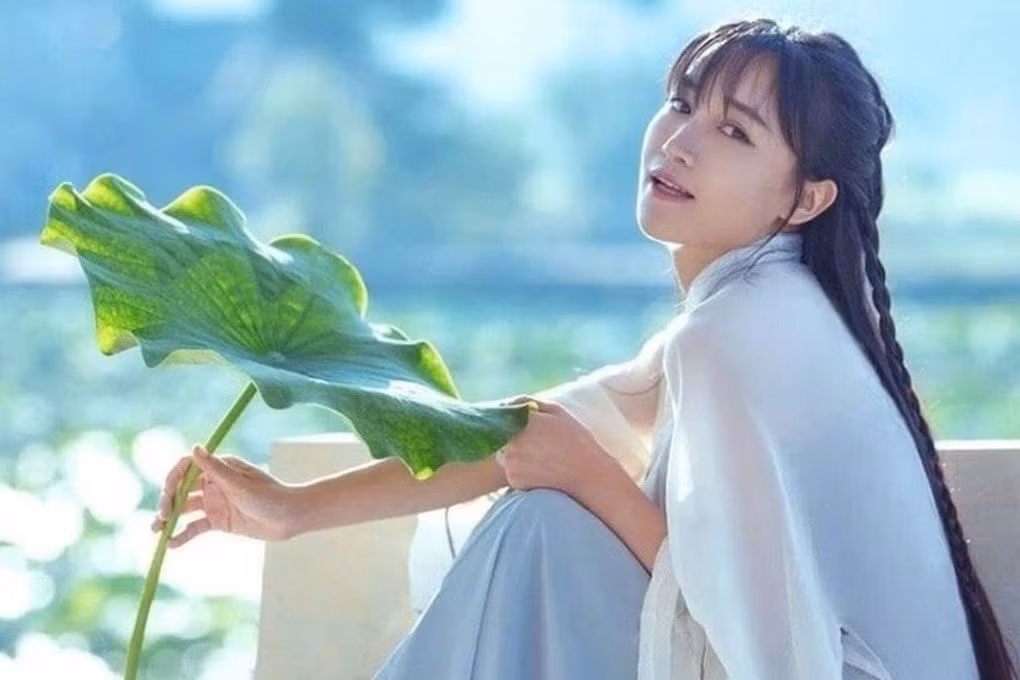 Sau đó, Lý Tử Thất được ông bà nội đón về nuôi. Năm 10 tuổi, ông của nữ Youtuber qua đời, gia đình không còn trụ cột kinh tế, cô đến thành phố làm thuê, từng ngủ gầm cầu vì không có tiền thuê nhà.