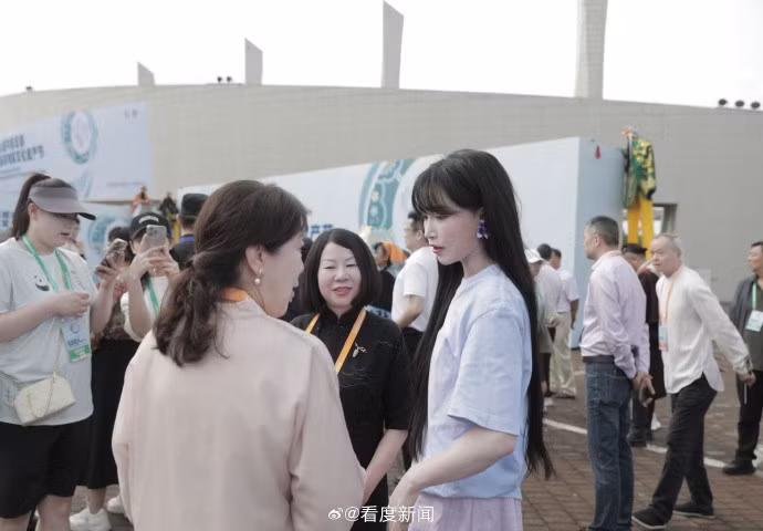 Thời gian qua, Lý Tử Thất không tương tác với fan trên mạng xã hội. Cô đăng video ba video gần nhất hồi tháng 11/2024, từ đó ngừng cập nhật tác phẩm. Trong ba đoạn phim, tác phẩm về nghề làm Diaoqi - một dạng đồ sơn mài chạm khắc cổ đại - thu hút 150 triệu lượt xem trên trang Weibo của Tử Thất.