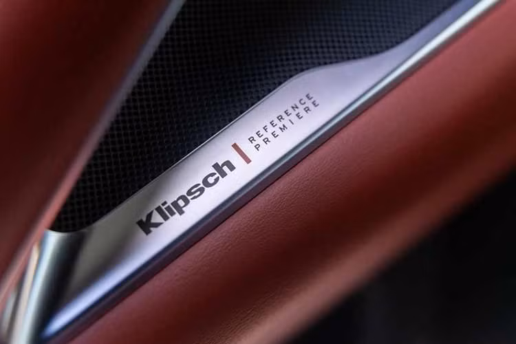 Xe sở hữu động cơ bốn xi-lanh 2.0 lít tăng áp, công suất 268 mã lực và mô-men xoắn 387Nm, kèm hộp số tự động 9 cấp được tinh chỉnh đặc biệt để mang lại “lịch trình chuyển số thể thao hơn, mạnh mẽ hơn, giúp QX65 tăng tốc nhanh hơn”. Trong khi QX60 được cung cấp cả phiên bản dẫn động cầu trước và dẫn động bốn bánh, thì phiên bản coupe crossover chỉ có duy nhất hệ dẫn động bốn bánh. Infiniti lưu ý rằng mẫu xe này có thể kéo tải trọng lên đến 2.722kg.