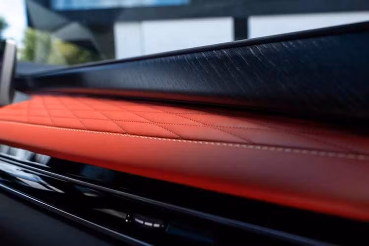 Bản Autograph cao cấp nhất nâng tầm trang bị với ghế da bán aniline chần bông tích hợp chức năng sưởi ấm, thông gió và massage. Đi kèm là hàng ghế thứ hai có chức năng sưởi ấm, ốp gỗ tự nhiên và màn hình hiển thị thông tin trên kính chắn gió 10,8 inch màu. Mẫu xe này cũng có cửa hậu mở tự động bằng cảm biến chuyển động, tấm chắn bậc cửa bằng nhôm và tấm ốp bậc cửa có đèn chiếu sáng.