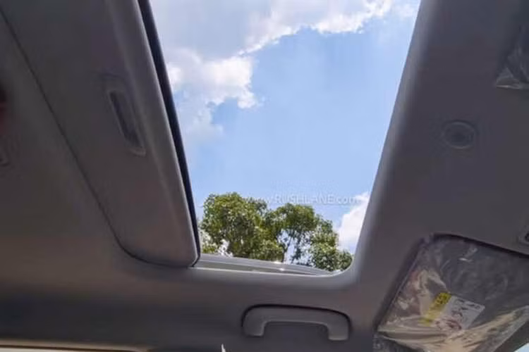 Ngoài ra, bản HX 6 còn có sấy kính sau nhưng không có cần gạt và rửa kính sau. Bên cạnh đó là nút mở cốp điện tử, khoang hành lý có dung tích tiêu chuẩn 391 lít, đi kèm tấm che hành lý và lốp dự phòng.