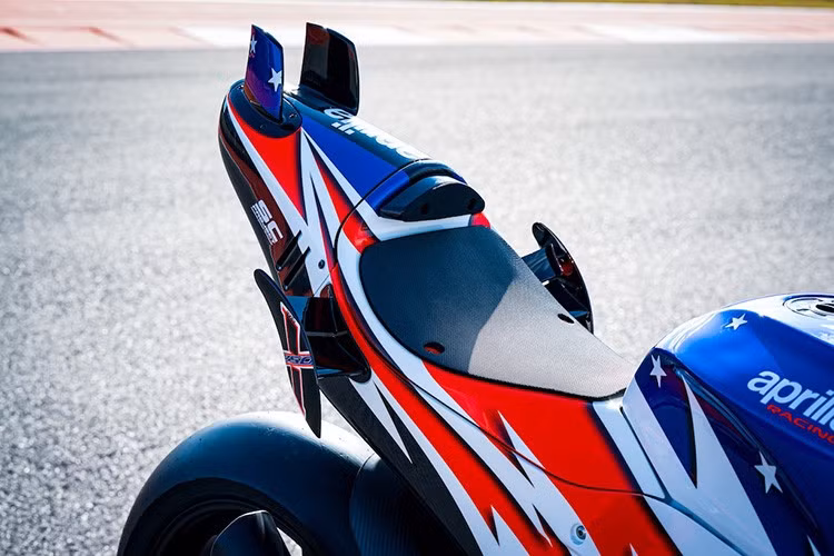 Sức mạnh của X 250TH đến từ khối động cơ V4 65 độ, dung tích 1.099 phân khối. Sau khi được tinh chỉnh, động cơ này sản sinh công suất lên tới 240 mã lực tại 13.750 vòng/phút và mô-men xoắn cực đại 131 Nm. Xe sử dụng bộ lọc gió Sprint chuyên dụng, bướm ga thế hệ mới nhất và hệ thống ống xả kép bằng titan từ SC Project mô phỏng cấu trúc xe đua MotoGP.