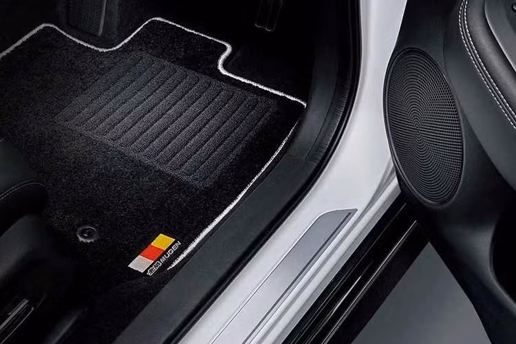 Bên trong khoang cabin, các nâng cấp ở mức cơ bản của Honda HR-V với thảm sàn, thảm khoang hành lý và ốp bậc cửa mang thương hiệu Mugen. Hệ truyền động hybrid e:HEV 2.0L trên ZR-V 2026 vẫn được giữ nguyên, cho công suất khoảng 181 mã lực, với tùy chọn dẫn động cầu trước hoặc bốn bánh.